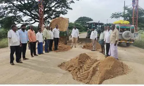 దిశ కథనానికి స్పందన.. రోడ్డుపై గుంతల పూడ్చివేత