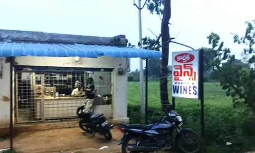 వైన్స్ వద్ద ఘర్షణ