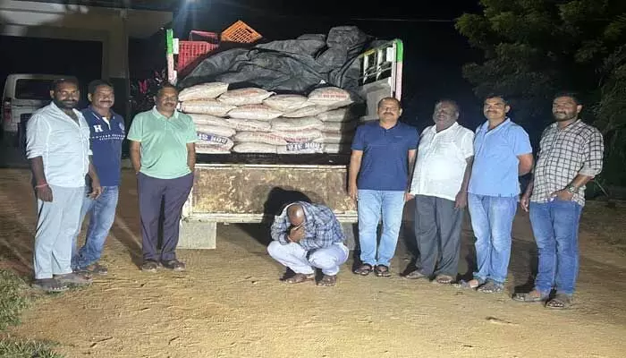 భారీగా నల్ల బెల్లం పట్టివేత.. ఇద్దరు సప్లయర్స్ పై కేసు నమోదు భారీగా నల్ల బెల్లం పట్టివేత.. ఇద్దరు సప్లయర్స్ పై కేసు నమోదు