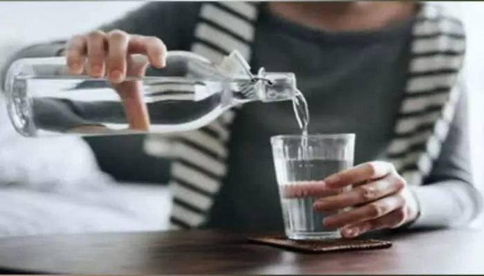 Drinking Water : శరీరానికి సరిపడా నీళ్లు తాగడం లేదా.. ఈ ఇబ్బందులు ఎదుర్కోక తప్పదు మరి.. Drinking Water : శరీరానికి సరిపడా నీళ్లు తాగడం లేదా.. ఈ ఇబ్బందులు ఎదుర్కోక తప్పదు మరి..