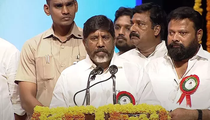 Bhatti: నగరం నడిబోడ్డున పాపన్న గౌడ్ విగ్రహాం.. డిప్యూటీ సీఎం కీలక వ్యాఖ్యలు Bhatti: నగరం నడిబోడ్డున పాపన్న గౌడ్ విగ్రహాం.. డిప్యూటీ సీఎం కీలక వ్యాఖ్యలు