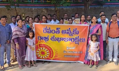Gurukula : రేవంతన్న.. ఈ అక్క చెల్లెలకు న్యాయం చేయండి: సీఎం ఇంటి వద్ద వినూత్న నిరసన