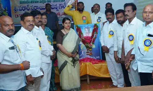 సర్వాయి పాపన్న గౌడ్ జీవితం ఆదర్శం: కలెక్టర్ సత్యశారద