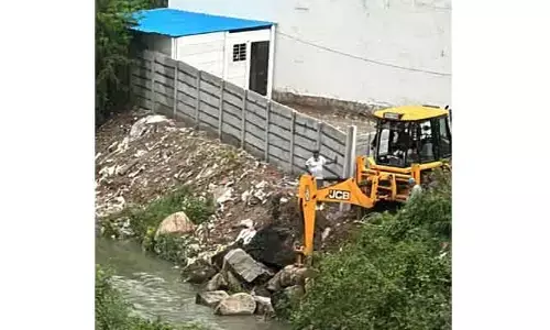 మ‌ణికొండ నాలా కబ్జా.. ప్రహరీ కట్టిన వైనం