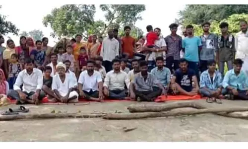 తండాలను గ్రామ పంచాయతీలుగా మార్చాలి.. గిరిజనుల రాస్తారోకో