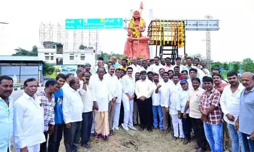సర్వాయి పాపన్న ఆశయాలను కొనసాగించాలిః కలెక్టర్ రాహుల్ రాజ్