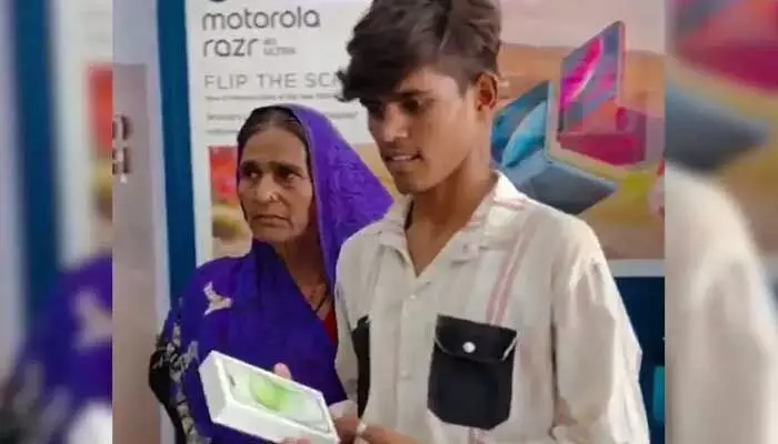 Hunger strike for iPhone: ఛీ.. వీడసలు కన్నకొడుకేనేనా? ఐ ఫోన్ కోసం పూలమ్మే తల్లిపై కొడుకు ఫోర్స్ Hunger strike for iPhone: ఛీ.. వీడసలు కన్నకొడుకేనేనా? ఐ ఫోన్ కోసం పూలమ్మే తల్లిపై కొడుకు ఫోర్స్
