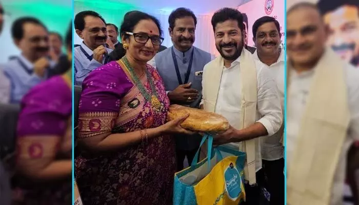 Bahubali kaja : సీఎం రేవంత్కి బాహుబలి కాజా గిఫ్ట్.. హీరో ప్రభాస్ పెద్దమ్మ ఇచ్చిన ఫేమస్ స్వీట్ Bahubali kaja : సీఎం రేవంత్కి బాహుబలి కాజా గిఫ్ట్.. హీరో ప్రభాస్ పెద్దమ్మ ఇచ్చిన ఫేమస్ స్వీట్