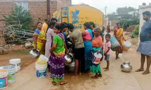 పండగ పూట మహిళలకు తప్పని నీటి కష్టాలు