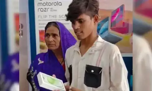 Hunger strike for iPhone: ఛీ.. వీడసలు కన్నకొడుకేనేనా? ఐ ఫోన్ కోసం పూలమ్మే తల్లిపై కొడుకు ఫోర్స్