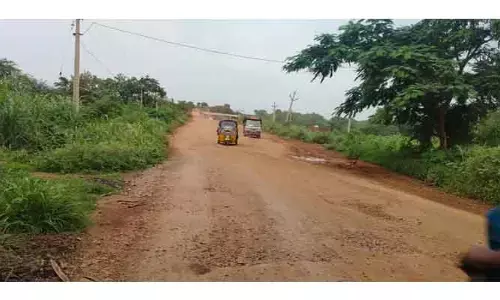 అడుగడుగునా గుంతలు.. ఆదమరిస్తే అంతే సంగతులు