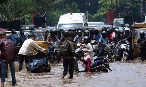 HYD: దంచికొట్టిన వర్షం.. ఆ రూట్లో ఎక్కడికక్కడే నిలిచిన వాహనాలు