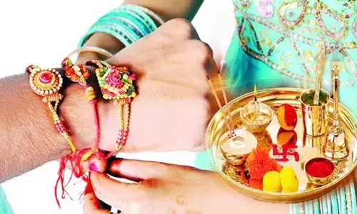 Rakhi - Police : వీధుల్లో కష్టపడుతున్న ఆడపిల్లలతో రాఖీ కట్టించుకున్న పోలీసు.. కట్నంగా ఏమిచ్చాడో తెలిస్తే సెల్యూట్ చేయక మానరు..