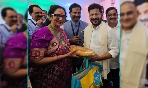 Bahubali kaja : సీఎం రేవంత్‌కి బాహుబలి కాజా గిఫ్ట్.. హీరో ప్రభాస్ పెద్దమ్మ ఇచ్చిన ఫేమస్ స్వీట్