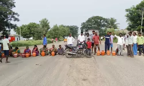 తాగు నీటికోసం రోడ్డెక్కిన మంబాపూర్ ప్రజలు
