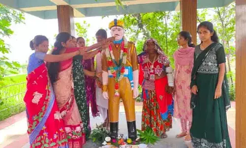 అమరుడైన సోదరుడి విగ్రహానికి రాఖీ కట్టిన చెళ్లెల్లు
