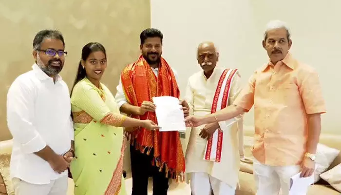 Reavanth Reddy: సీఎంని కలిసిన బండారు దత్తాత్రేయ.. ఆ కార్యక్రమానికి రావాలని ఆహ్వానం Reavanth Reddy: సీఎంని కలిసిన బండారు దత్తాత్రేయ.. ఆ కార్యక్రమానికి రావాలని ఆహ్వానం