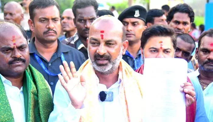 కేసీఆర్ ని కలుస్తున్న కాంగ్రెస్ పార్టీ ఎమ్మెల్యేలు కేసీఆర్ ని కలుస్తున్న కాంగ్రెస్ పార్టీ ఎమ్మెల్యేలు