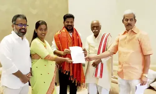 Reavanth Reddy: సీఎంని కలిసిన బండారు దత్తాత్రేయ.. ఆ కార్యక్రమానికి రావాలని ఆహ్వానం