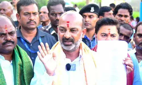 కేసీఆర్ ని కలుస్తున్న కాంగ్రెస్ పార్టీ ఎమ్మెల్యేలు