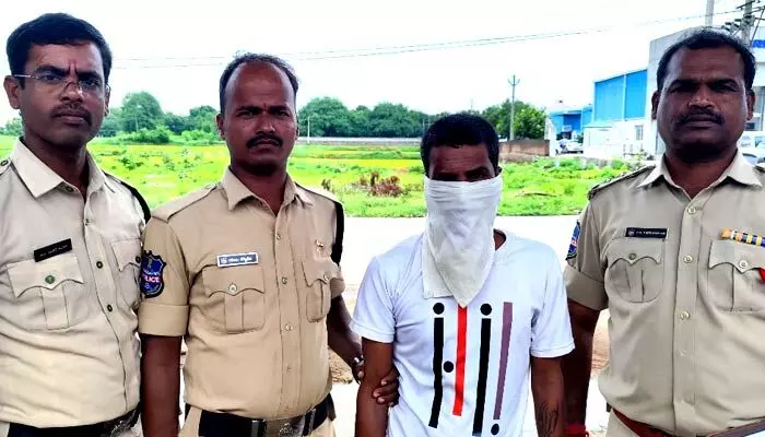 పాపను ఆడిస్తానని తీసుకెళ్లి... పాపను ఆడిస్తానని తీసుకెళ్లి...