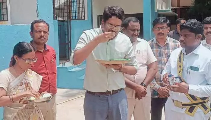 నాణ్యమైన భోజనం వడ్డించాలి.. కలెక్టర్ ఆదర్శ సురభి నాణ్యమైన భోజనం వడ్డించాలి.. కలెక్టర్ ఆదర్శ సురభి