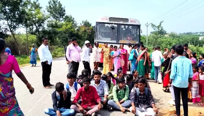 కాలేజీ వద్ద ఆర్టీసీ బస్సులను ఆపాలి కాలేజీ వద్ద ఆర్టీసీ బస్సులను ఆపాలి