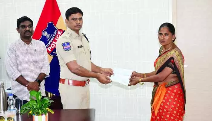 మరణించిన పోలీసుల కుటుంబాలను ఆదుకుంటాంః ఎస్పీ శ్రీనివాసరావు మరణించిన పోలీసుల కుటుంబాలను ఆదుకుంటాంః ఎస్పీ శ్రీనివాసరావు