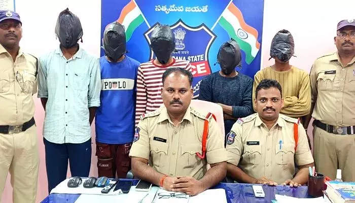 గంజాయి తరలిస్తున్న ఐదుగురు అరెస్ట్ గంజాయి తరలిస్తున్న ఐదుగురు అరెస్ట్