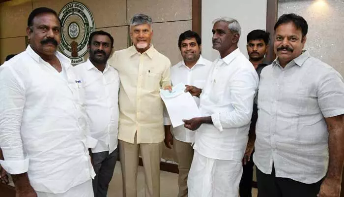 రాజధాని నిర్మాణం, అన్న క్యాంటీన్లకు రూ.2కోట్ల విరాళం రాజధాని నిర్మాణం, అన్న క్యాంటీన్లకు రూ.2కోట్ల విరాళం