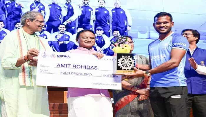 భారత హాకీ జట్టును ఘనంగా సత్కరించిన.. ఒడిషా సీఎం మోహన్ చరణ్ మాఝీ భారత హాకీ జట్టును ఘనంగా సత్కరించిన.. ఒడిషా సీఎం మోహన్ చరణ్ మాఝీ