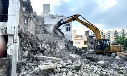 చిత్రపురిలో కొనసాగుతున్న అక్ర‌మ నిర్మాణాల‌ కూల్చివేతలు