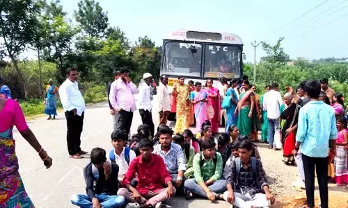 కాలేజీ వద్ద ఆర్టీసీ బస్సులను ఆపాలి