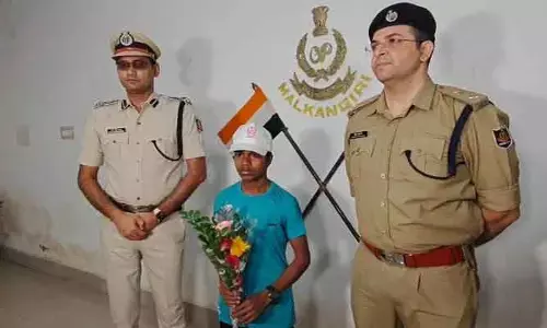 పోలీసుల ఎదుట లొంగిపోయిన మైనర్ మావోయిస్టు
