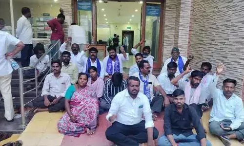 వైద్యుల నిర్లక్ష్యంతో మహిళ మృతి.. ఆస్పత్రి ముందు బంధువుల ఆందోళన