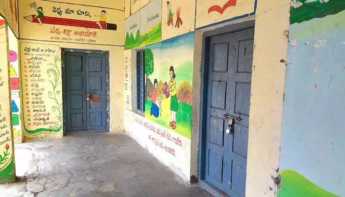 ఉన్నదే ఇద్దరు పంతుళ్లు...అయినా సక్రమంగా రారు ఉన్నదే ఇద్దరు పంతుళ్లు...అయినా సక్రమంగా రారు