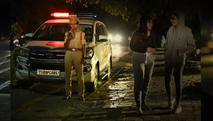 Police: రాత్రి వేళ మహిళలకు ‘పోలీసుల’ ఉచిత రవాణా! సోషల్ మీడియా ప్రచారంపై క్లారిటీ ఇచ్చిన పోలీసులు Police: రాత్రి వేళ మహిళలకు ‘పోలీసుల’ ఉచిత రవాణా! సోషల్ మీడియా ప్రచారంపై క్లారిటీ ఇచ్చిన పోలీసులు