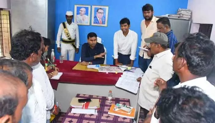 రోడ్డు నిర్మాణ పనులకు రైతులు సహకరించాలిః కలెక్టర్ బీఎం సంతోష్ రోడ్డు నిర్మాణ పనులకు రైతులు సహకరించాలిః కలెక్టర్ బీఎం సంతోష్