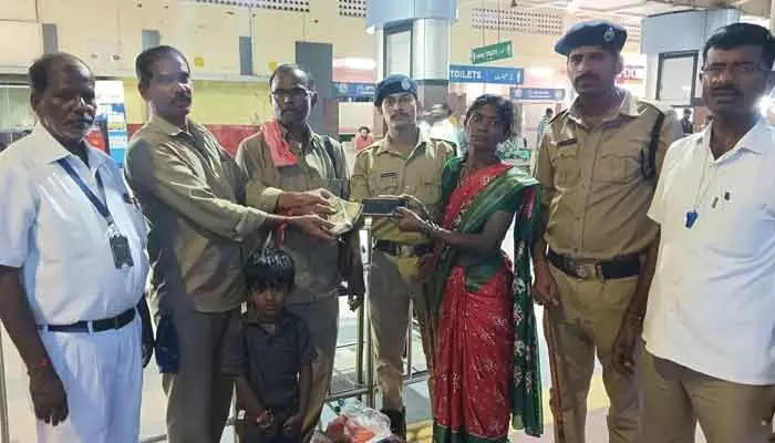నిజాయితీ చాటుకున్న ఆర్టీసీ ఉద్యోగులు.. సజ్జనార్ ప్రశంసలు నిజాయితీ చాటుకున్న ఆర్టీసీ ఉద్యోగులు.. సజ్జనార్ ప్రశంసలు