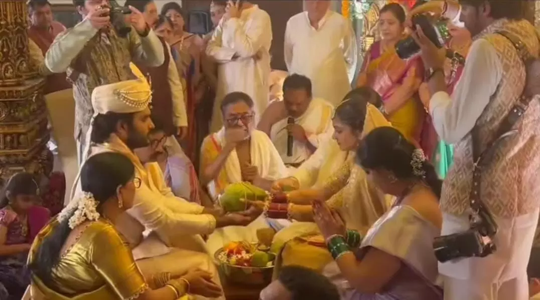 అంగరంగ వైభవంగా టాలీవుడ్ యంగ్ హీరో పెళ్లి.. జంట ఎంత ముద్దుగా ఉన్నారో.. అంగరంగ వైభవంగా టాలీవుడ్ యంగ్ హీరో పెళ్లి.. జంట ఎంత ముద్దుగా ఉన్నారో..