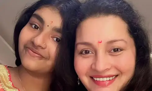 RENUDESAI: కూతురితో క్యూట్ సెల్ఫీ దిగిన రేణుదేశాయ్.. అతను లేకుండా అంటూ షాకింగ్ పోస్ట్.. పవన్ కళ్యాణ్ గురించేనా?