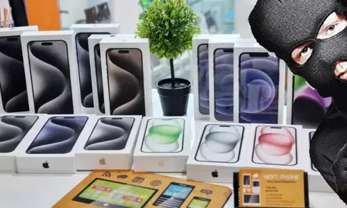Theft of phones: 10 ఐఫోన్లు కొట్టేసిన డెలివరీ బాయ్.. పోలీసులకు ఫిర్యాదు చేసిన కంపెనీ