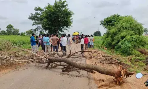 బైక్ ను ఢీకొన్న లారీ.. తల్లీకూతురు స్పాట్ డెడ్ !