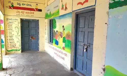 ఉన్నదే ఇద్దరు పంతుళ్లు...అయినా సక్రమంగా రారు