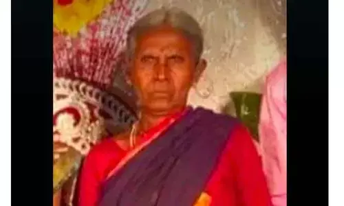 ఇంటి నుంచి గెంటేసిన కొడుకులు.. చెట్టుకింద దీనావస్థలో వృద్ధురాలి మృతి