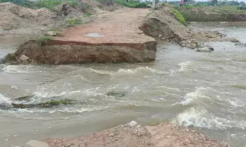 కొట్టుకుపోయిన రోడ్డు.. ఆరు గ్రామాల మధ్య నిలిచిపోయిన రాకపోకలు
