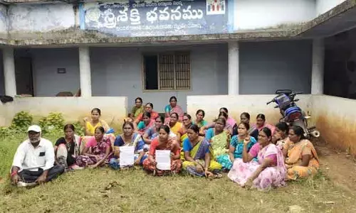 డ్వాక్రా సంఘాల డబ్బులు స్వాహా.. ఐకెపి ఆఫీస్ ముందు మహిళల ధర్నా