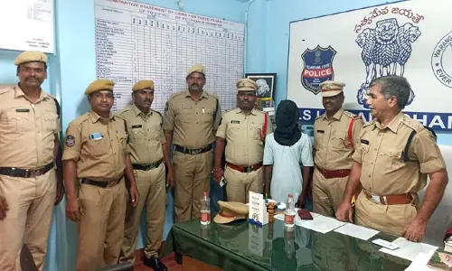 గంజాయికి అలవాటు పడి...ఆపై కొనుగోలు చేసి...