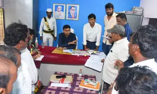 రోడ్డు నిర్మాణ పనులకు రైతులు సహకరించాలిః కలెక్టర్ బీఎం సంతోష్
