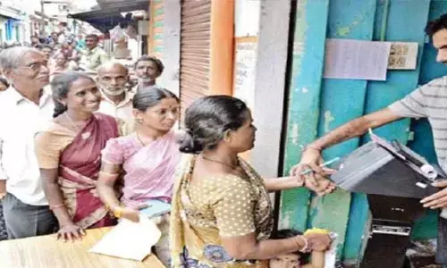 Ration Shops: రేషన్ షాపుల్లో సన్న బియ్యం పంపిణీ షురూ.. కానీ ఆ జిల్లాలో దొడ్డు బియ్యమే!